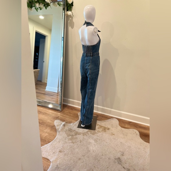 •Alice + Olivia •Noemi Halter Neck Denim Jumpsuit •Worn once •Size: 28 - Picture 11 of 15